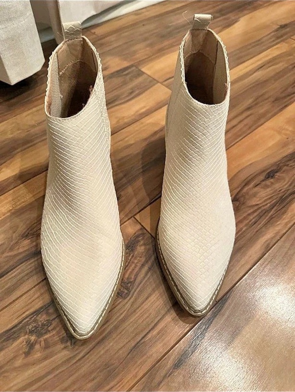 Oasis Society Pointed Toe Ankle Booties in Cream US 8